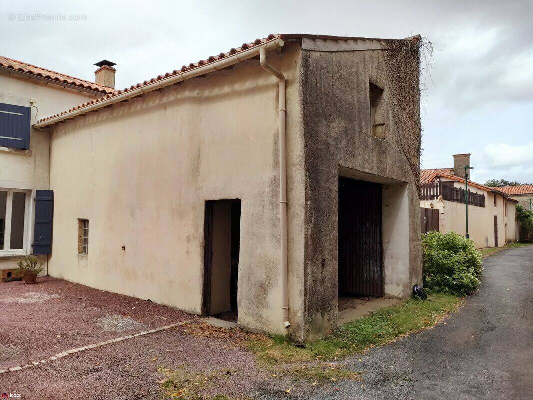 Parking à MOUTIERS-SUR-LE-LAY