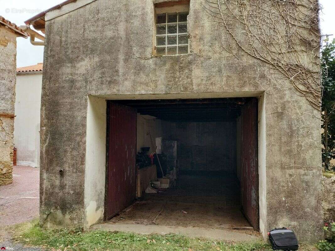Parking à MOUTIERS-SUR-LE-LAY