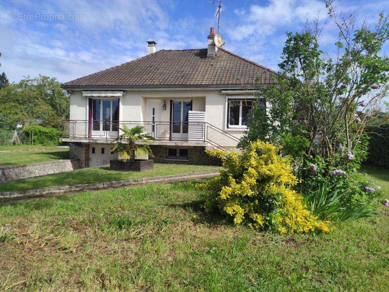 Maison à SAINT-DENIS-DE-L&#039;HOTEL