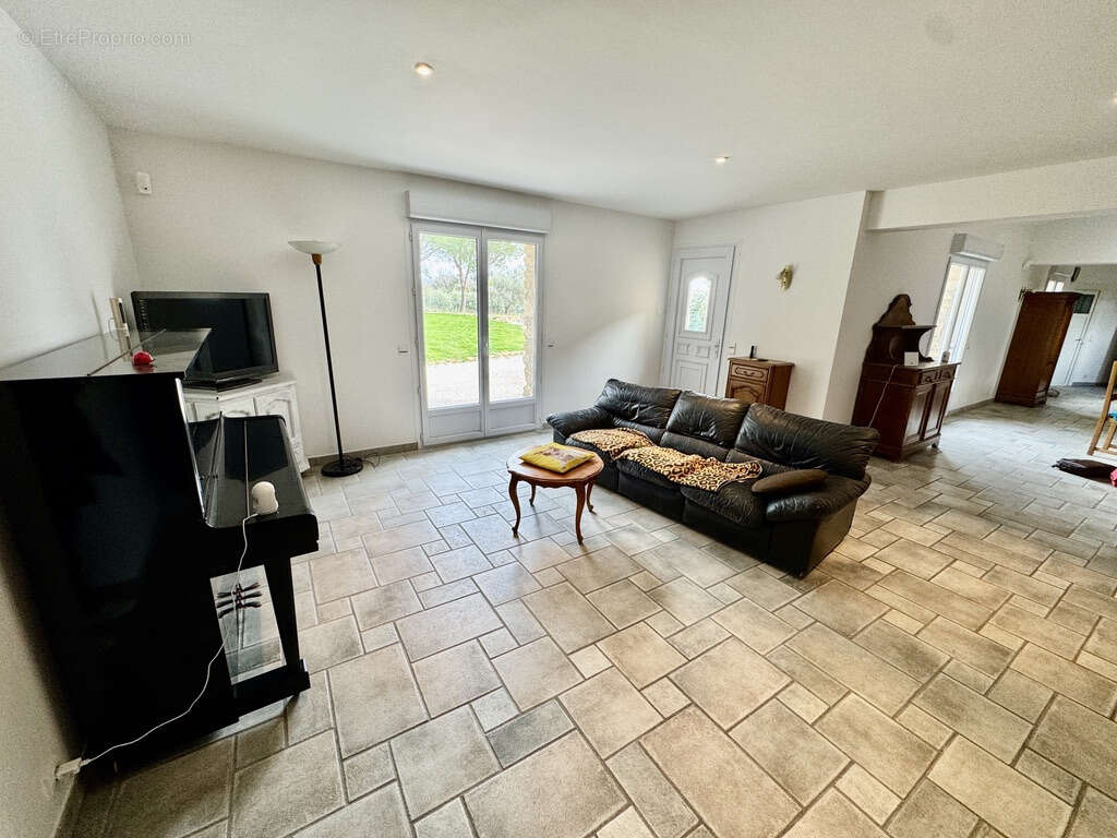 Maison à LA BAUME-DE-TRANSIT