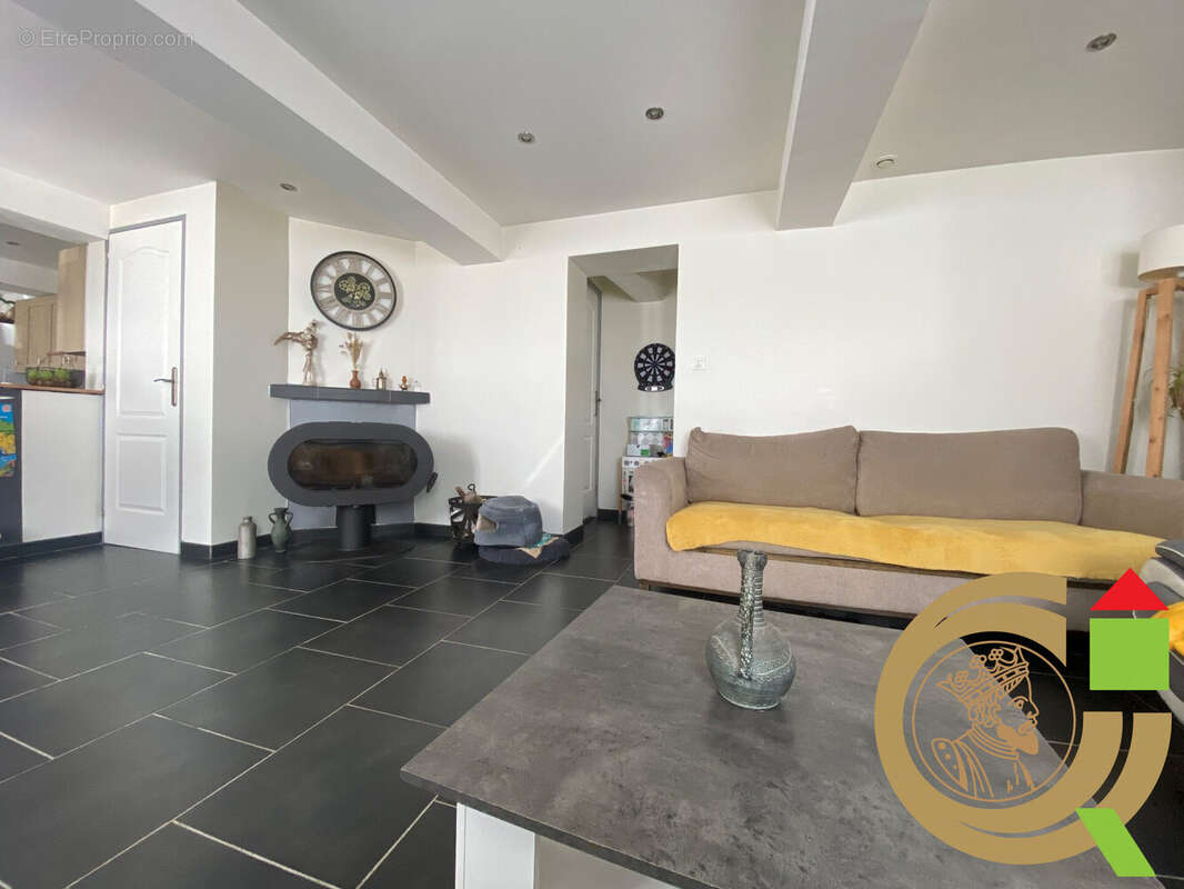 Maison à LA MADELAINE-SOUS-MONTREUIL