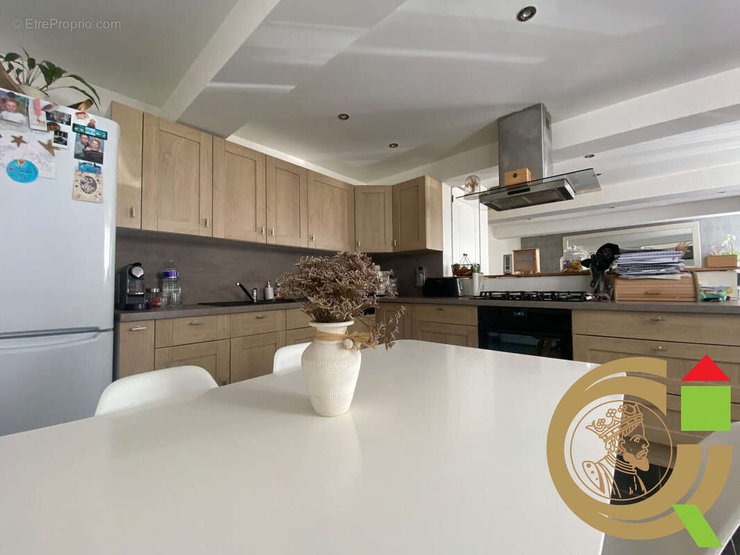 Maison à LA MADELAINE-SOUS-MONTREUIL