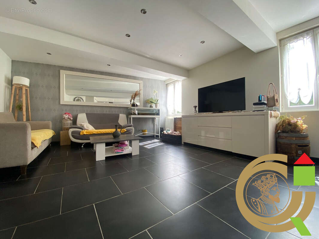 Maison à LA MADELAINE-SOUS-MONTREUIL