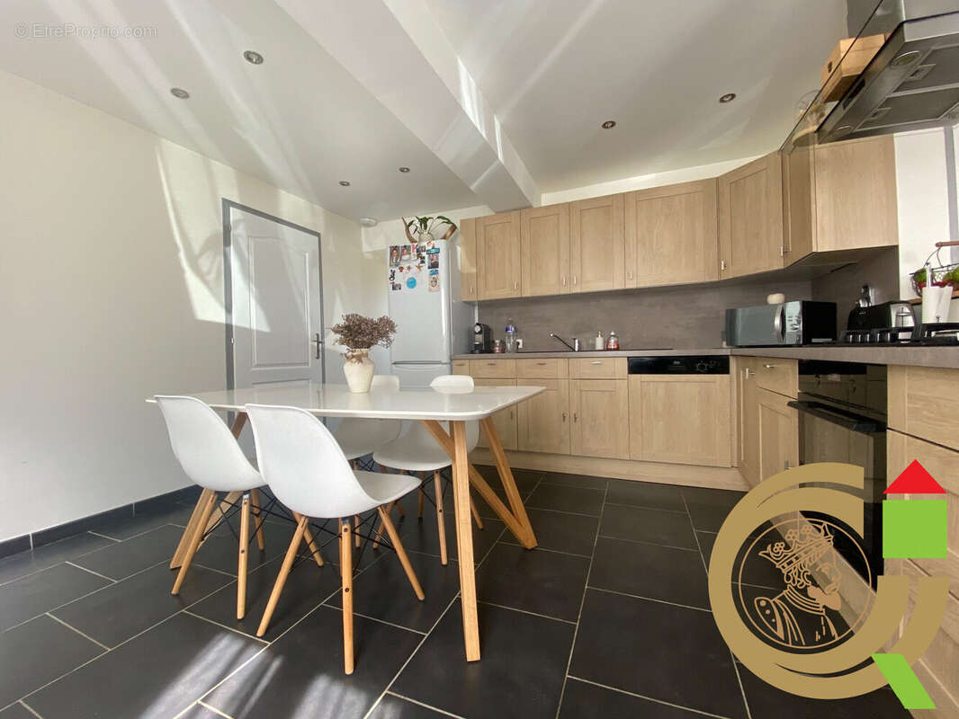 Maison à LA MADELAINE-SOUS-MONTREUIL