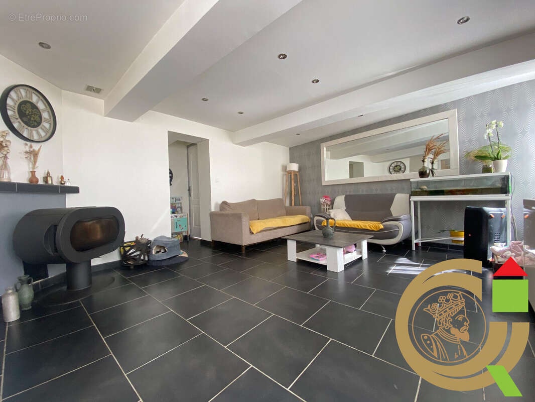 Maison à LA MADELAINE-SOUS-MONTREUIL