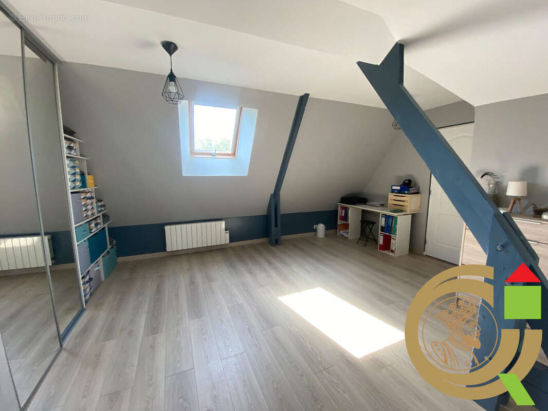 Maison à LA MADELAINE-SOUS-MONTREUIL