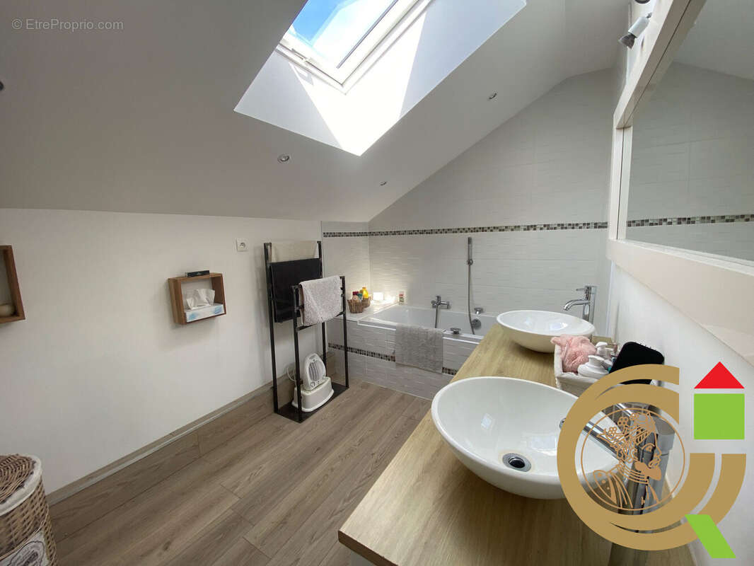 Maison à LA MADELAINE-SOUS-MONTREUIL