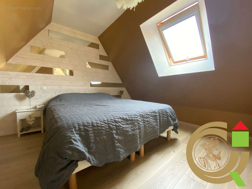 Maison à LA MADELAINE-SOUS-MONTREUIL