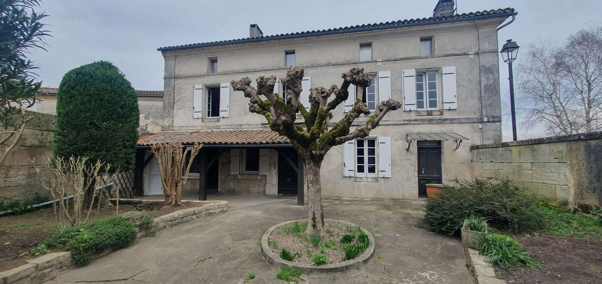 Maison à SAINT-MEME-LES-CARRIERES