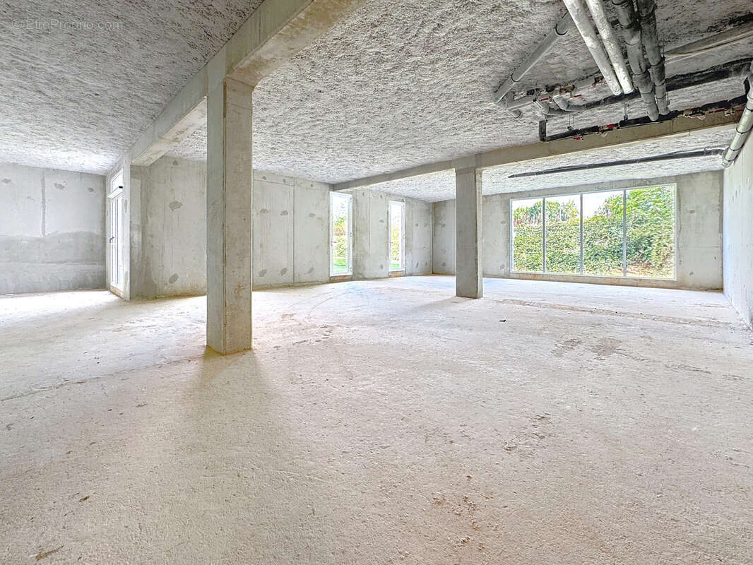 Commerce à FRANQUEVILLE-SAINT-PIERRE