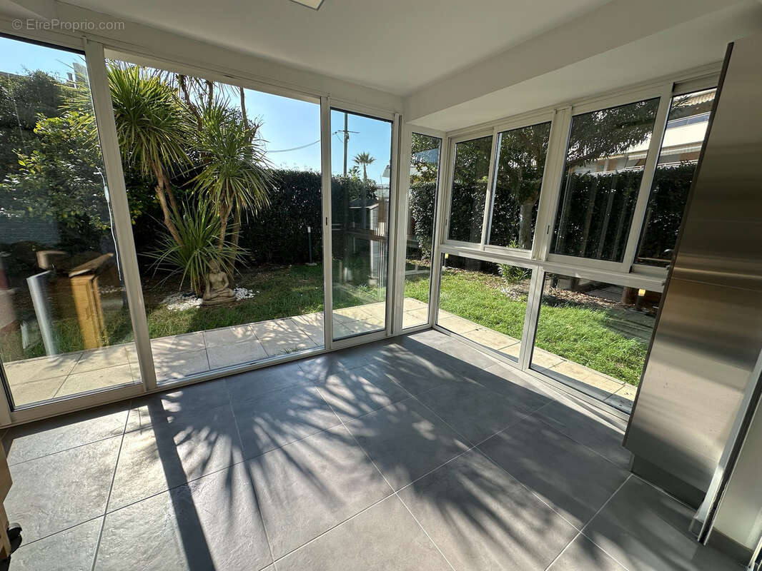 Appartement à SAINT-LAURENT-DU-VAR