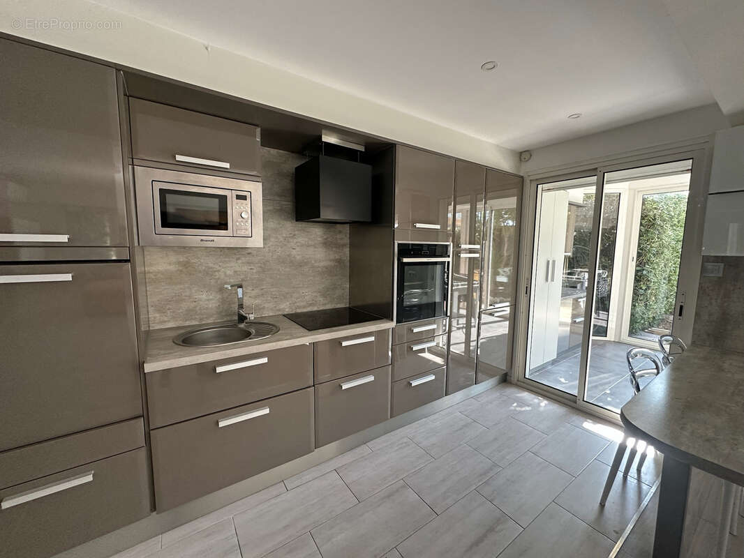 Appartement à SAINT-LAURENT-DU-VAR