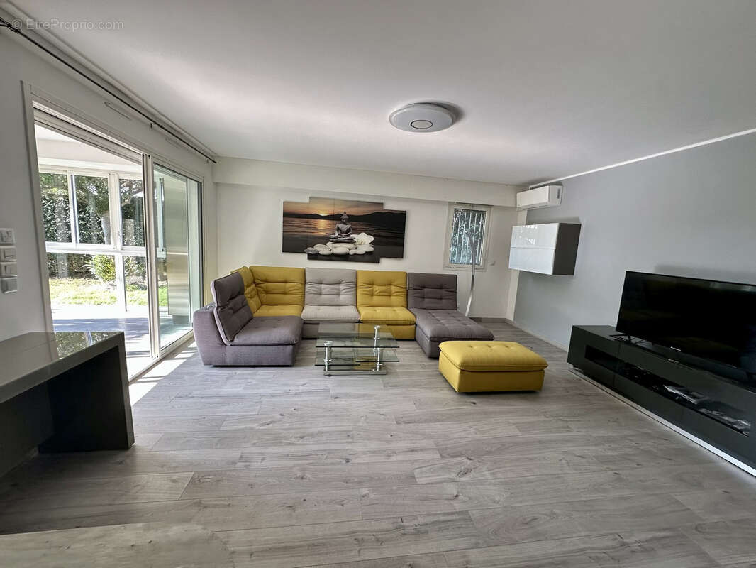 Appartement à SAINT-LAURENT-DU-VAR