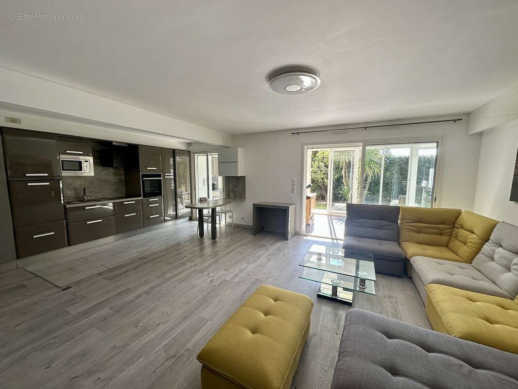 Appartement à SAINT-LAURENT-DU-VAR