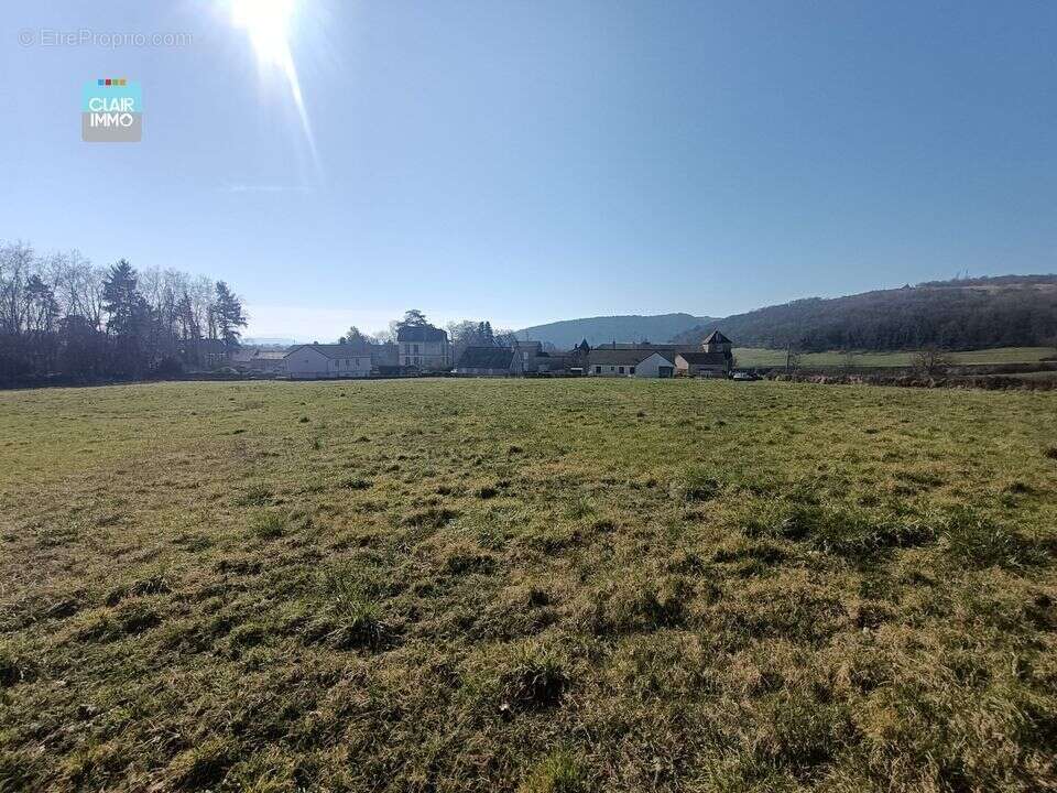 Terrain constructible à Saint-Gengoux-Le-National - Terrain à SAINT-GENGOUX-LE-NATIONAL