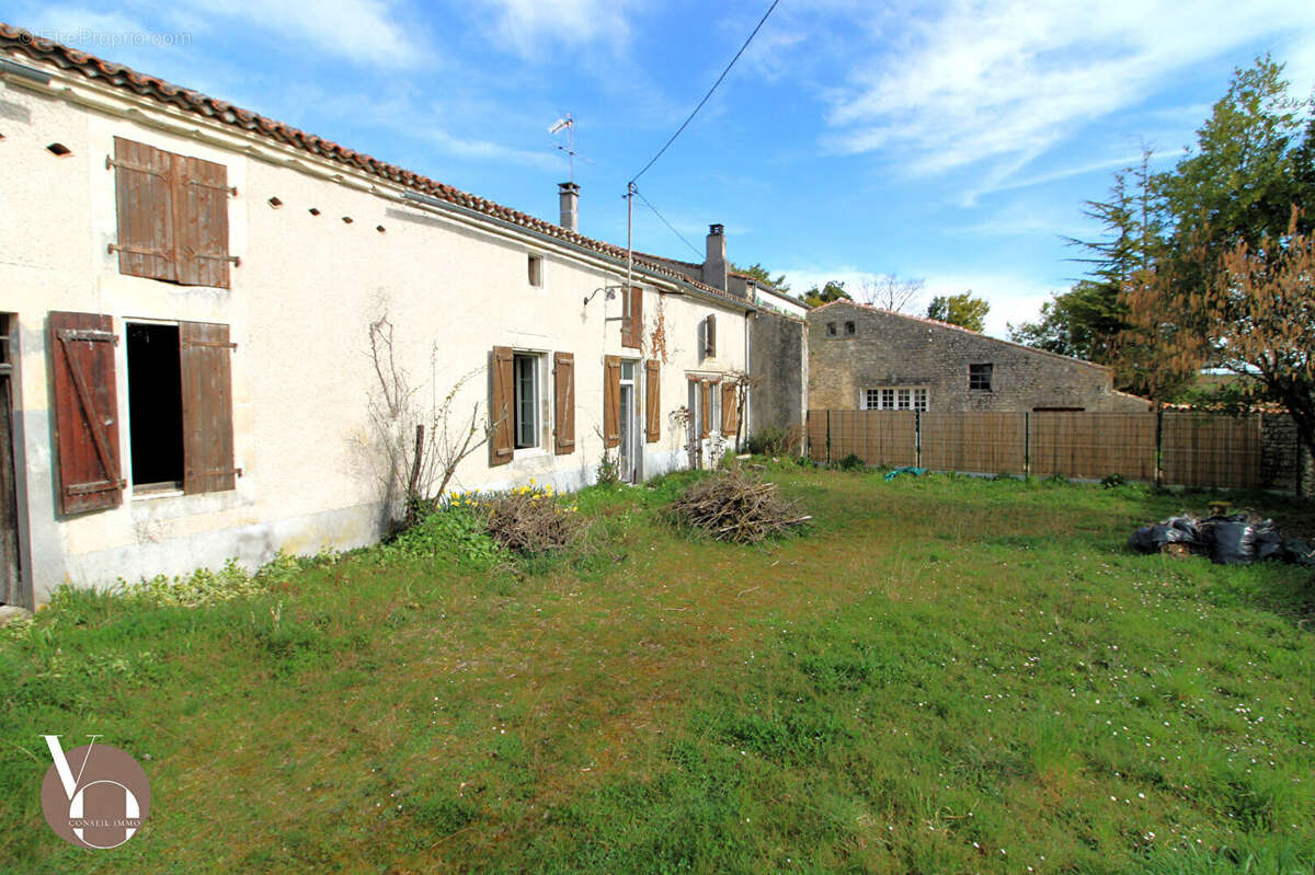 Maison à SAINT-GENIS-D&#039;HIERSAC
