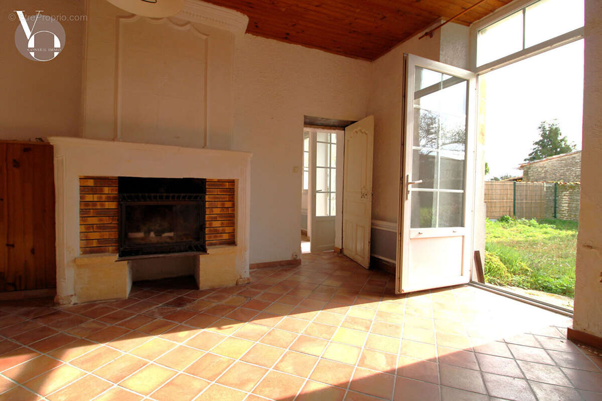 Maison à SAINT-GENIS-D&#039;HIERSAC