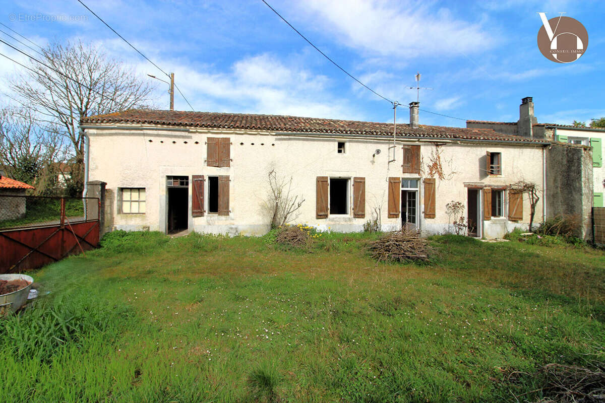 Maison à SAINT-GENIS-D&#039;HIERSAC