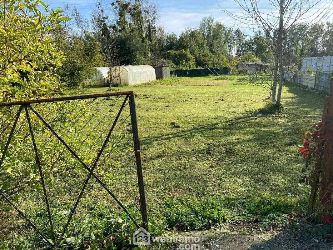 Tous les réseaux sont à proximité - Terrain à MESBRECOURT-RICHECOURT