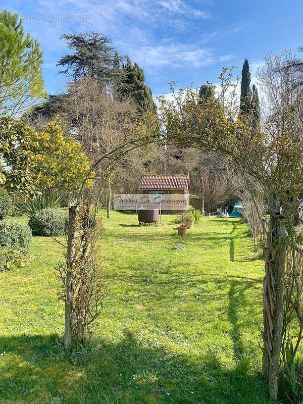 Maison à VIC-FEZENSAC