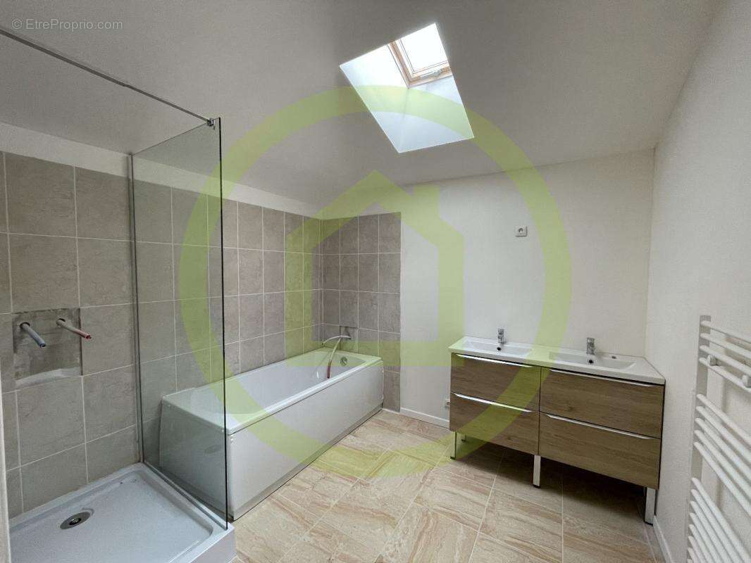 Maison à VILLEBOIS-LAVALETTE