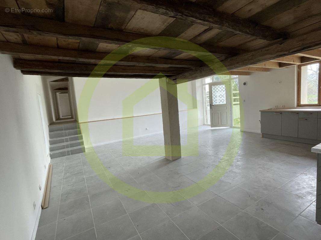 Maison à VILLEBOIS-LAVALETTE