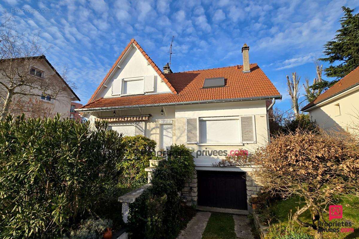 Maison à SAINTE-GENEVIEVE-DES-BOIS