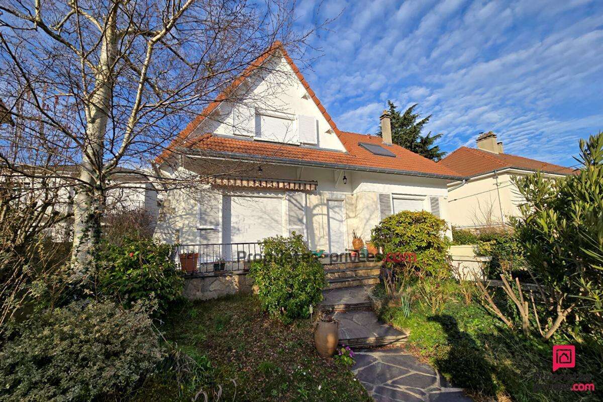 Maison à SAINTE-GENEVIEVE-DES-BOIS