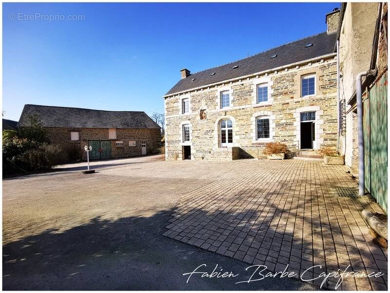 Maison à NEANT-SUR-YVEL