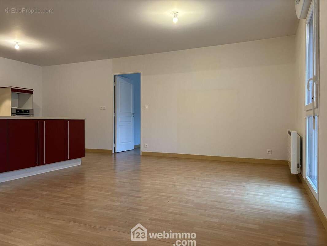 ... l&#039;espace dinatoire de 25 m2 : salle à manger, - Appartement à CHASSENEUIL-DU-POITOU