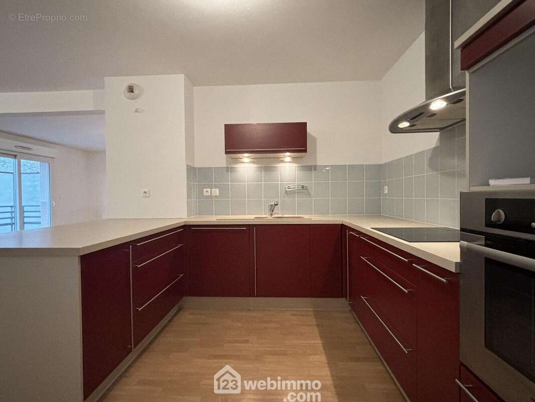 Et cuisine aménagée et équipée (plaque indiction, hotte, four et lave-vaisselle), - Appartement à CHASSENEUIL-DU-POITOU