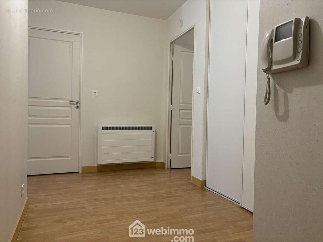 L&#039;entrée avec placard, point central de l&#039;appartement, dessert d&#039;un côté : - Appartement à CHASSENEUIL-DU-POITOU