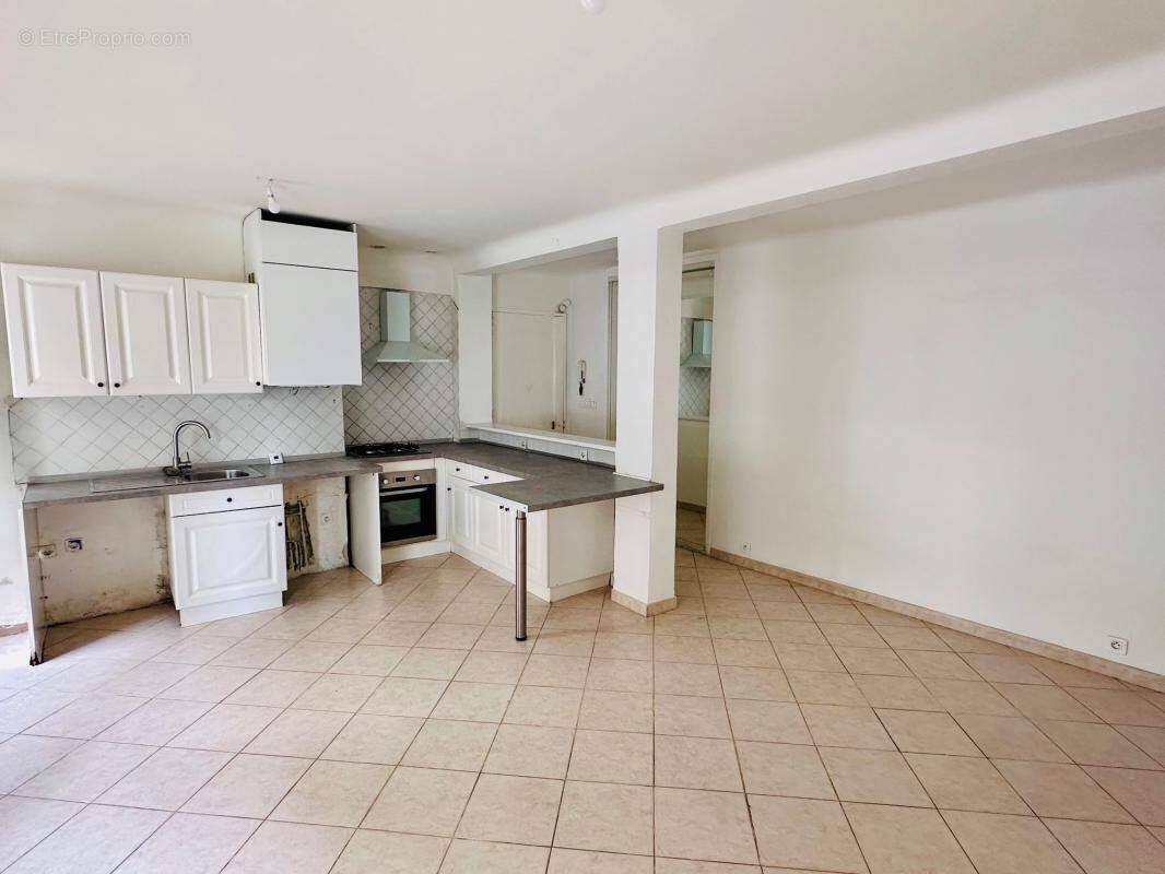 Appartement à MARSEILLE-4E