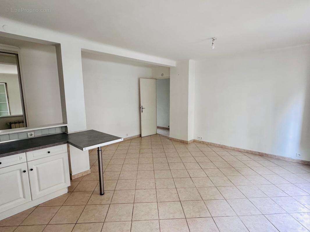 Appartement à MARSEILLE-4E