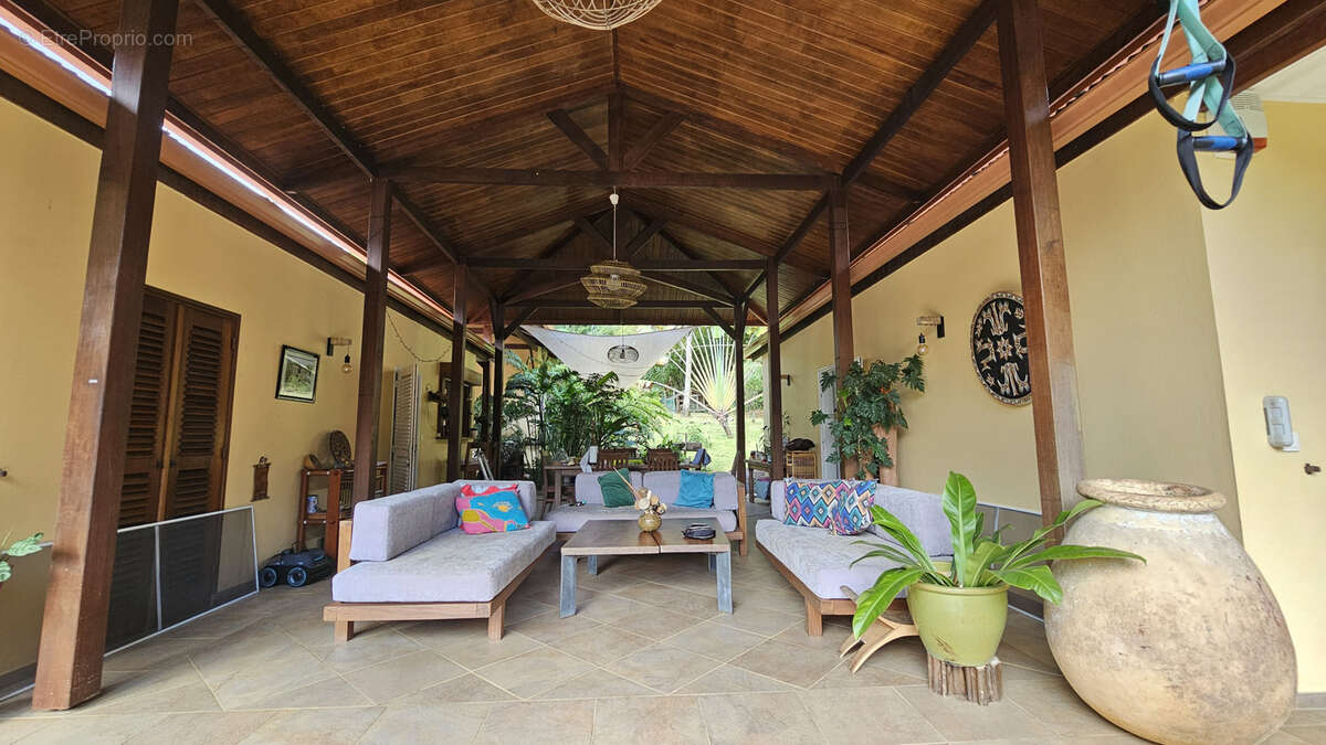 Maison à REMIRE-MONTJOLY