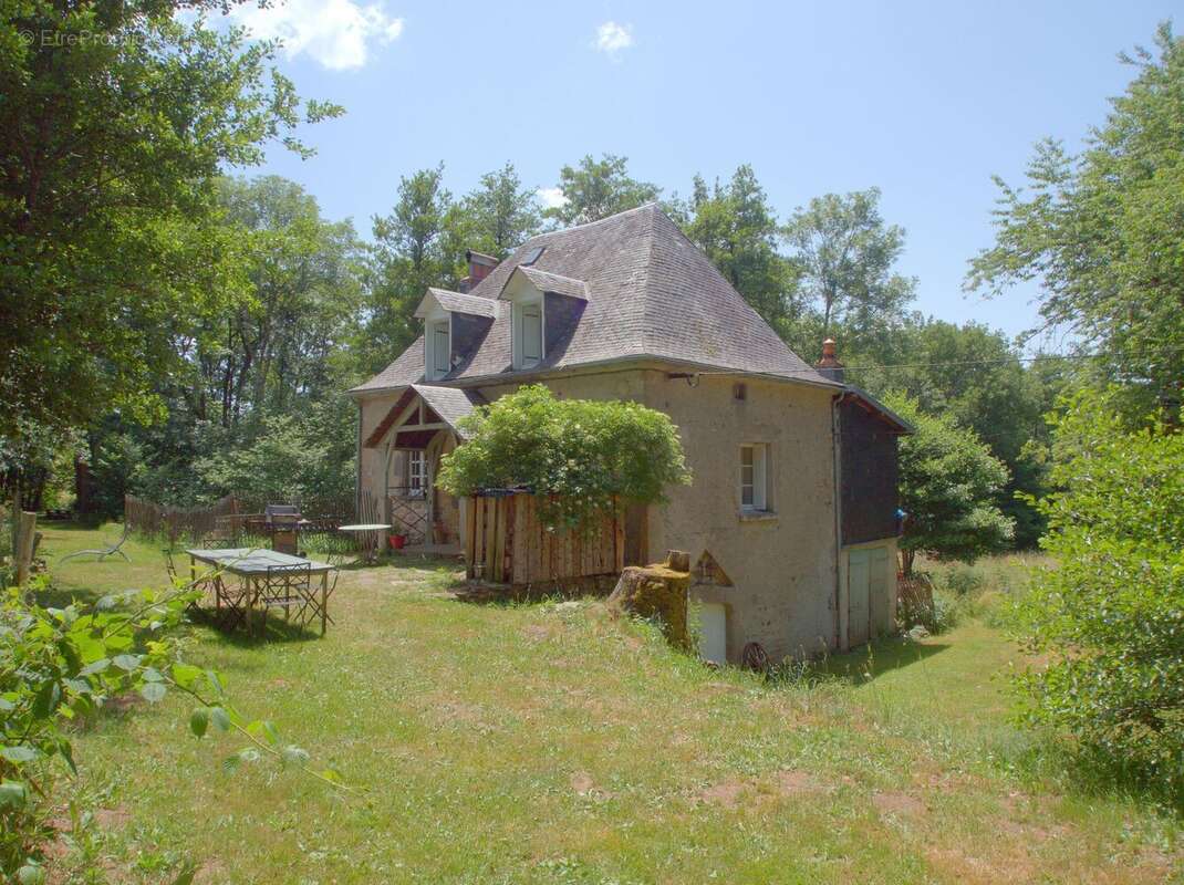 Maison à SAINT-SAUVES-D&#039;AUVERGNE