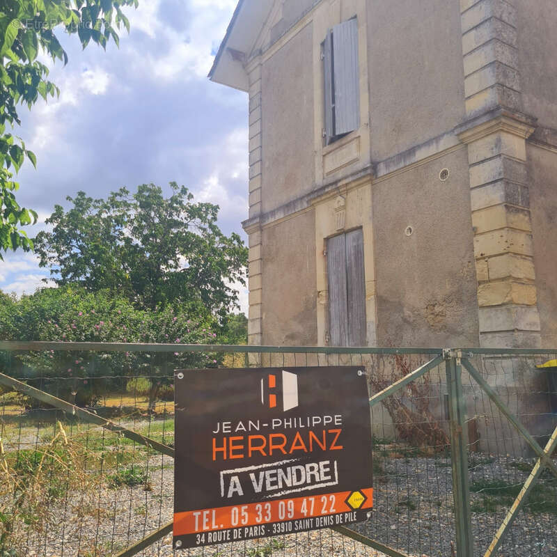 Maison à PETIT-PALAIS-ET-CORNEMPS