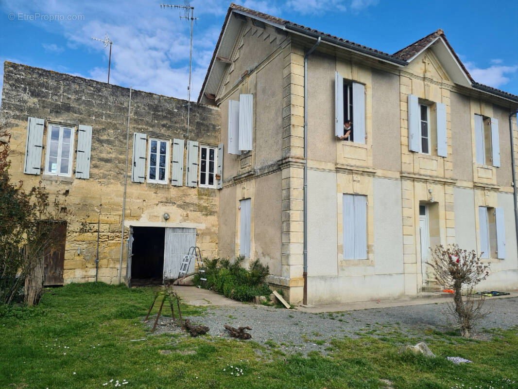 Maison à PETIT-PALAIS-ET-CORNEMPS