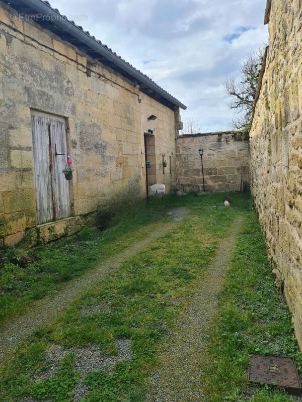 Maison à PETIT-PALAIS-ET-CORNEMPS