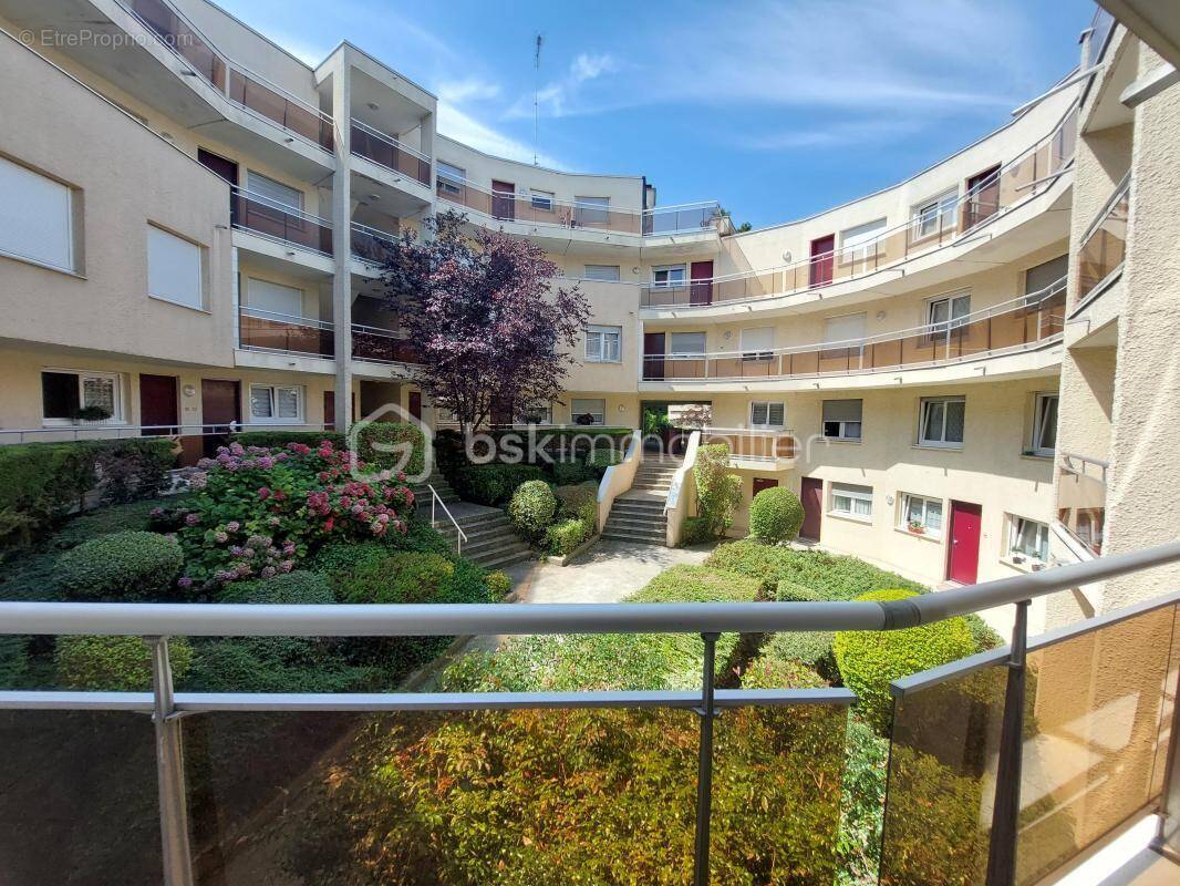 Appartement à VAUJOURS