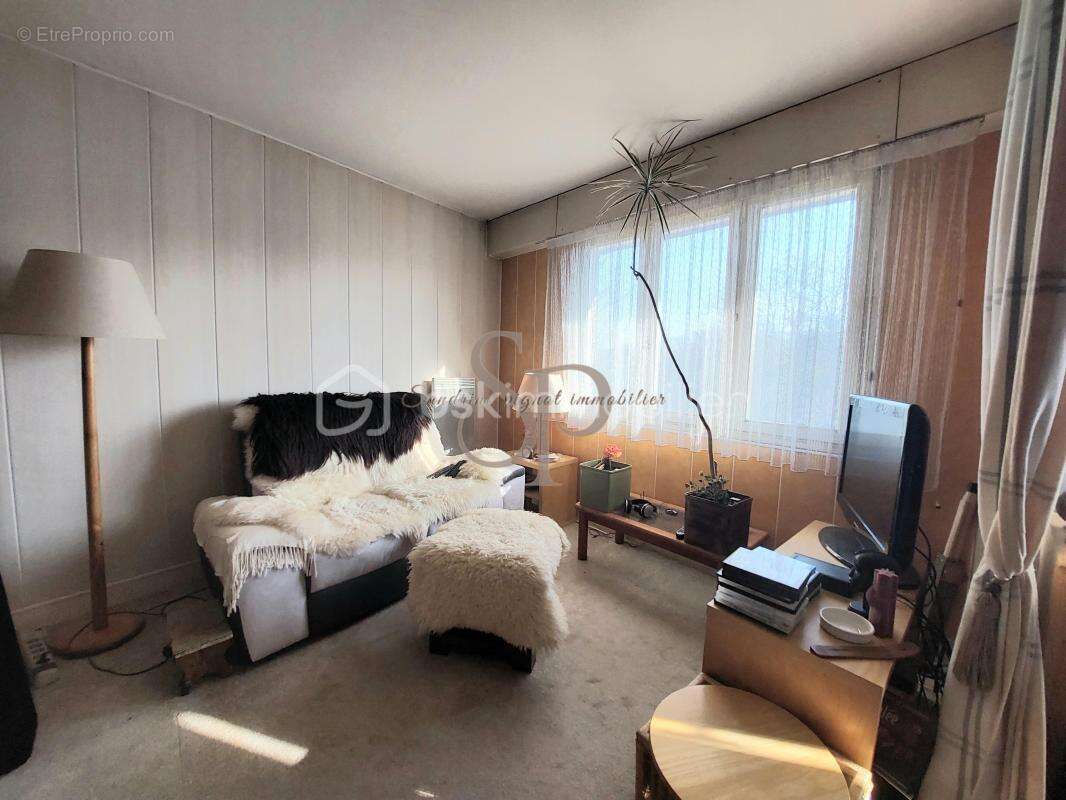 Appartement à VAUJOURS