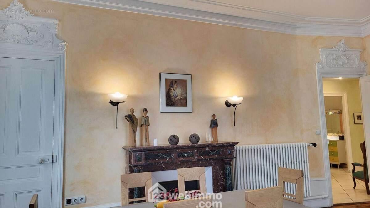 La salle à manger de 25,52 m2 avec des magnifiques moulures au dessus des portes... - Appartement à GRENOBLE