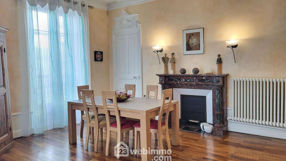 ...Une très belle cheminée en marbre... - Appartement à GRENOBLE