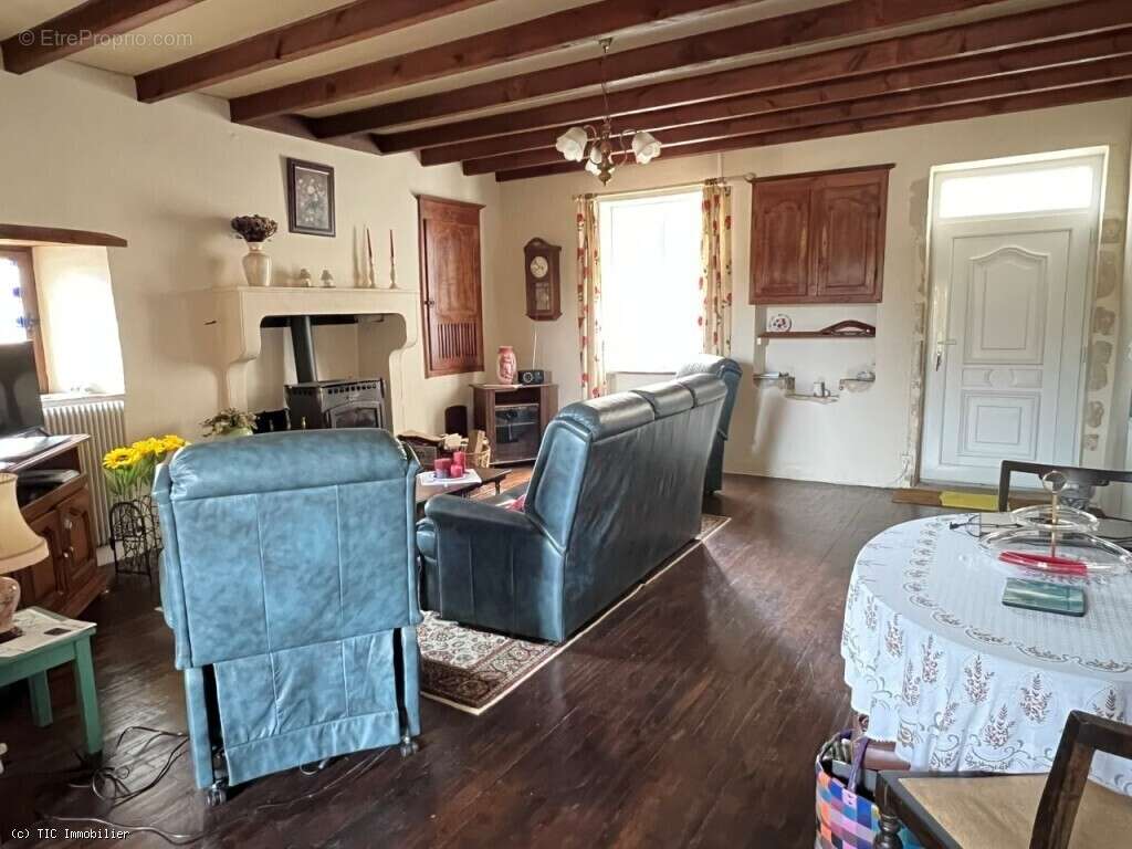 Maison à NANTEUIL-EN-VALLEE