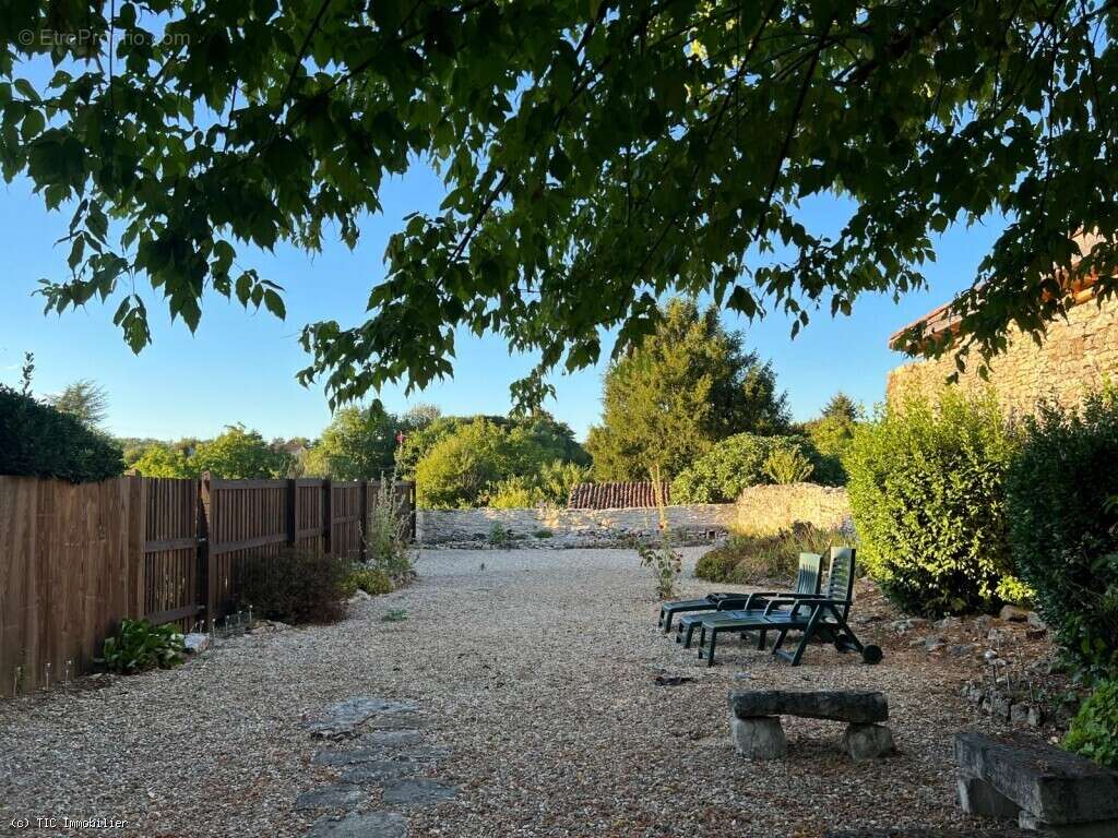 Maison à NANTEUIL-EN-VALLEE