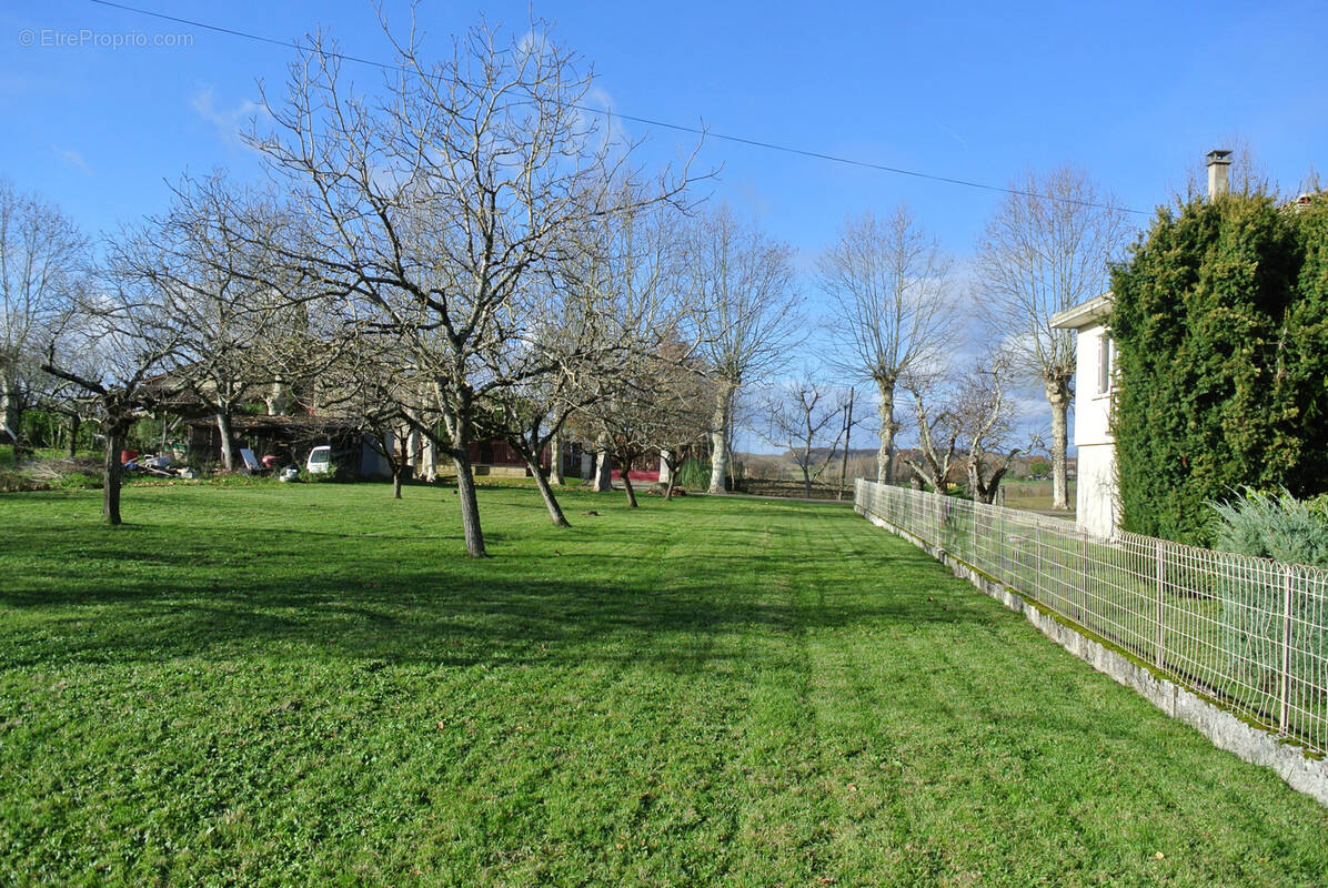 Terrain à SAINT-BARTHELEMY-D&#039;AGENAIS