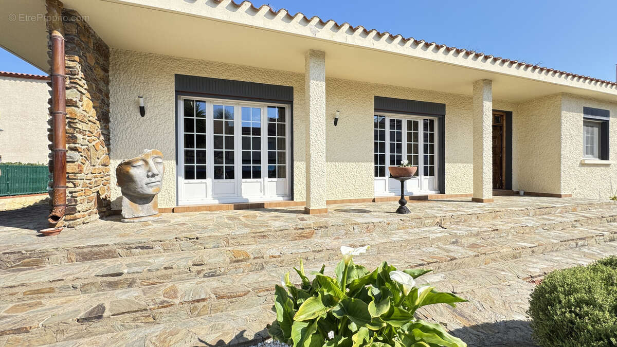 Maison à SAINT-LAURENT-DE-LA-SALANQUE