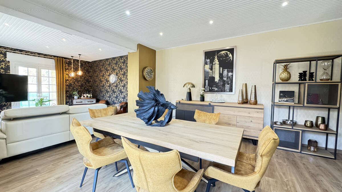 Maison à SAINT-LAURENT-DE-LA-SALANQUE