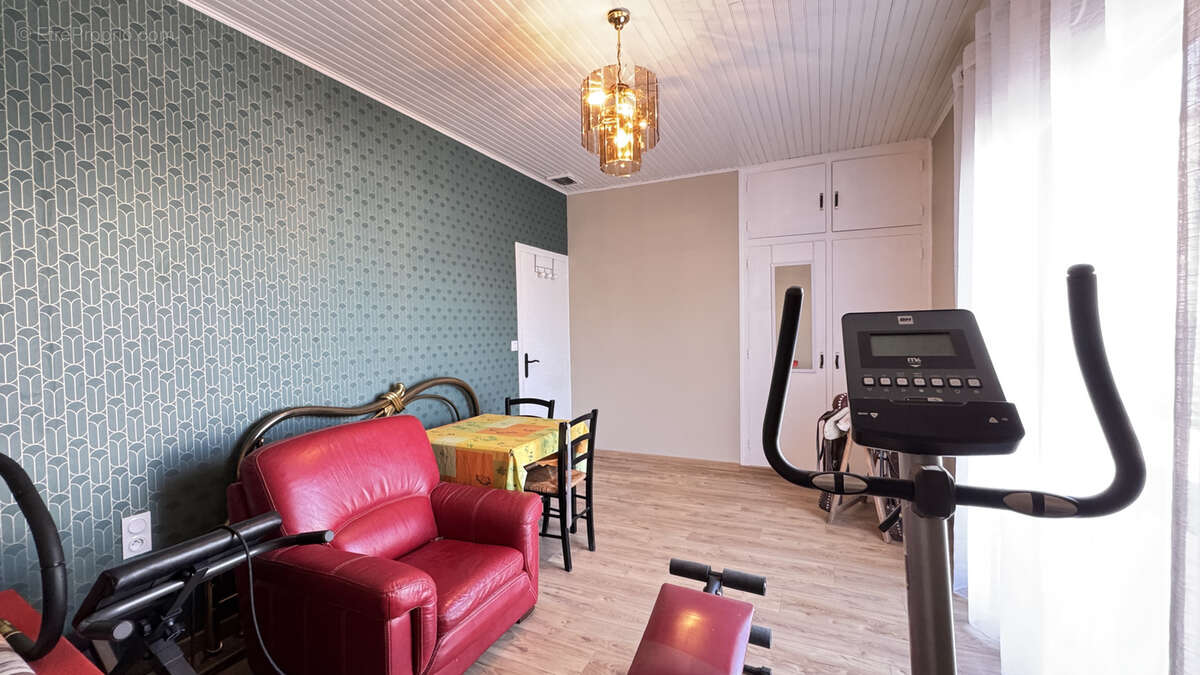 Maison à SAINT-LAURENT-DE-LA-SALANQUE