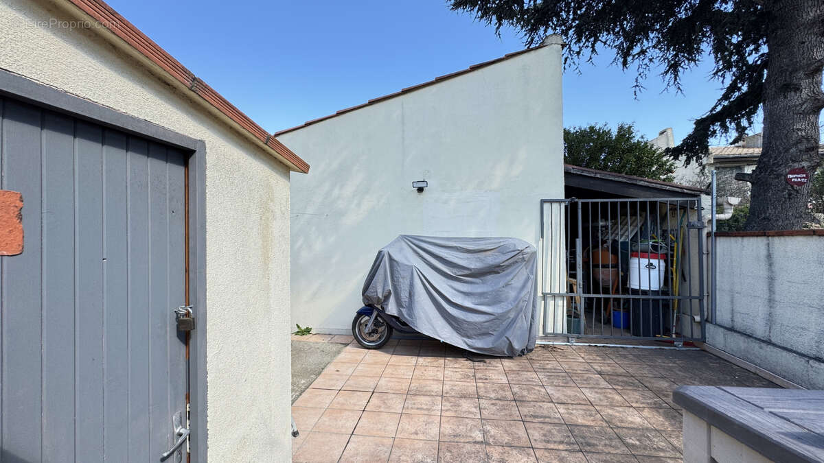 Maison à SAINT-LAURENT-DE-LA-SALANQUE